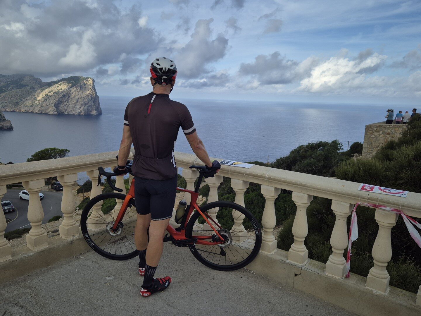 Cyclist and road bike overlooking the sea